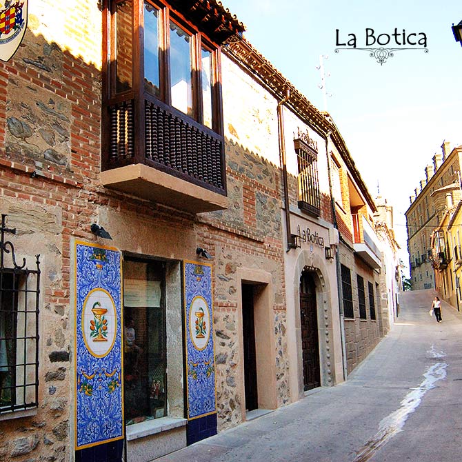 Entrada de piedra a la Casa Rural La Botica, en Oropesa, Toledo. Turismo rural en la villa medieval